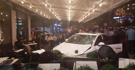 Otomobil kafeye daldı: 3 yaralı