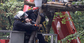 Almanya'da çevrecilere operasyon: 9 yaralı 30 gözaltı