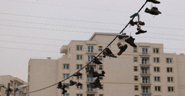 Çaldıkları ayakkabıları elektrik teline astılar!