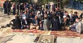 Camisi yıkılan mahalleli sokakta namaz kıldı