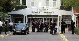 Gözaltındaki gazeteci ve siyasetçilerden 23'ü adliyeye sevk edildi