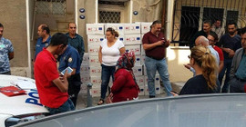 Suriyelilere gelen yardım kolisi mahalleyi karıştırdı