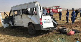 Göçmenleri taşıyan minibüs devrildi: 2 ölü, 20 yaralı
