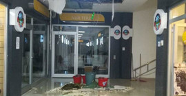 Kayyımın davul zurnayla açtığı çarşı yağmurla çöktü