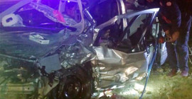 Otomobille kamyonet çarpıştı: 3 ölü, 3 yaralı