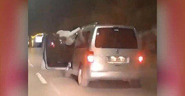 Seyir halindeki araçta kapıyı açıp dans etti