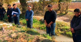 Çiftçileri suda bekleterek cezalandırınca görevden alındı