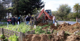 Belediye mezarları yakınlarından habersiz taşıdı iddiası