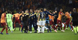 Derbi sonrası futbolcular birbirine girdi