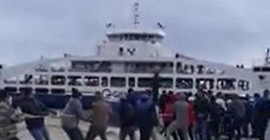 Yolcu gemisini halatla çektiler