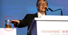 Bill Gates insan dışkısı dolu kavanozla kürsüye çıktı