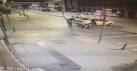 Taksici aracına binen turistleri gasp etti