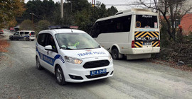 Servisten inen çocuğa minibüs çarptı