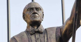 İzmir'de Atatürk'e benzemediği iddia edilen heykel tartışma yarattı