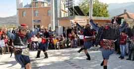 Menemen'de 'ÇED zaferi' zeybekle kutlandı