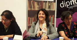 Buldan tutuklu HDP'lilerin kitaplarını imzaladı