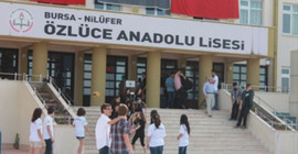 Müdür, ezanla öğrencileri cuma namazına çağırdı