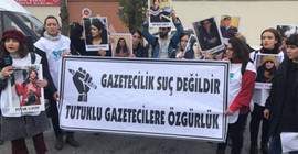 Gazeteciler tutuklu meslektaşları için cezaevi önünde buluştu