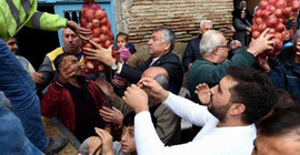 Seyhan Belediye Başkanı soğan dağıttı