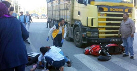 Ambulansa yol verdi kamyon çarptı