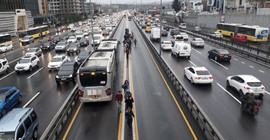Metrobüs arızalandı, yurttaşlar yürüdü