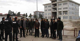 Belediye hizmet binası inşaatında çalışan işçiler iş bıraktı