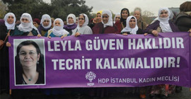 Kadınlardan cezaevi önünde Leyla Güven'e destek eylemi