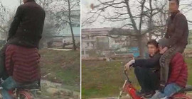 Motosiklete 3 kişi binip trafiği tehlikeye attılar