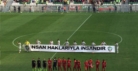 62 haftadır seyircisiz oynayan Amedspor'dan yeni pankart