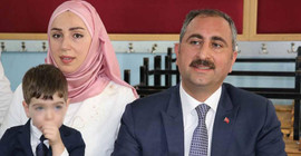 Memurluğunun beş yılını izinle geçirip Saray'a atandı