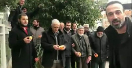Fatih Portakal'ı portakal yiyerek protesto ettiler