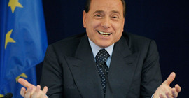 Berlusconi siyasete geri dönüyor