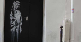 Banksy'nin duvar resmini duvarla birlikte çaldılar