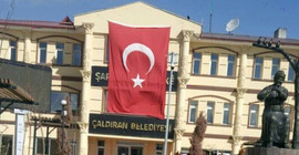 Kürtçe tabelaya bayrak kamuflajı