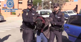 Annesini öldürüp köpeği ile yedi