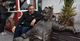 Elli yıldır oturduğu banka heykeli dikildi