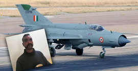Pakistan esir Hint pilotu sınıra getirdi