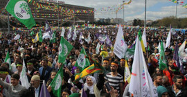 Bakırköy'de Newroz: Yöresel kıyafetlerle meydan rengarenk