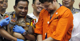 Yavru orangutanı bavulunda kaçırmaya çalıştı