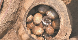 2 bin 500 yıllık mezarda kırılmamış yumurtalar bulundu