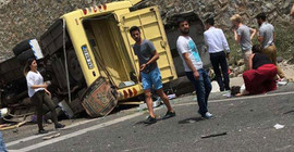 Tur midibüsü devrildi 24 kişi öldü