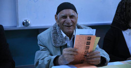 81 yaşında sandık görevlisi