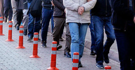 Yakalama kararı olan 25 kişiye oy kullandıktan sonra gözaltı