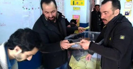 Cep telefonunu seçim sandığına düşürdü