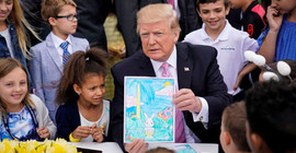 Trump Beyaz Saray'da çocuklara 'duvar'ı anlattı