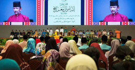 Brunei, eşcinsel ilişkiye getirdiği recm cezasını erteledi