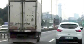 Baltalı sürücü kamyonete saldırdı