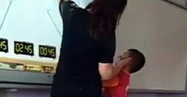 Soruyu bilemeyen ilkokul öğrencisini dövdü