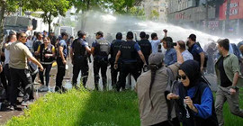 Diyarbakır’da polis annelere tazyikli su sıktı