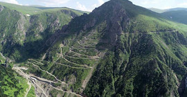 AA muhabiri uçuruma yuvarlandı
